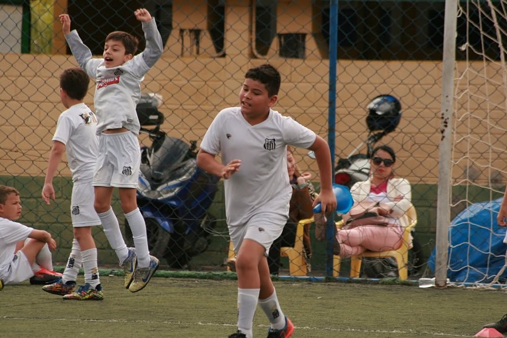 Aluno comemorando em campo